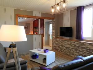 ein Wohnzimmer mit einem Sofa und einer Lampe in der Unterkunft Gîte Choiseul, 3 pièces, 4 personnes - FR-1-611-23 