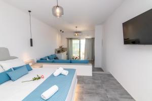 Gallery image of Parathyro sto Aigaio 2 - Small Suites in Tinos