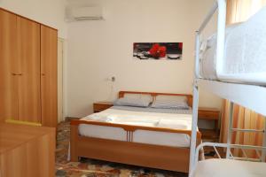 um quarto com uma cama e um beliche em Casa Meris em Fano