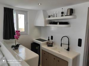 Nhà bếp/bếp nhỏ tại Irini's B & W house with jacuzzi +32 ảnh