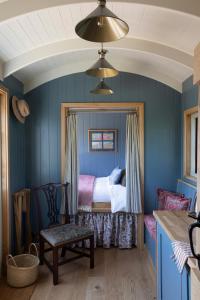 カッスル・クームにあるHill House B & B & Luxury Shepherds Hutsの青い壁のベッドルーム1室