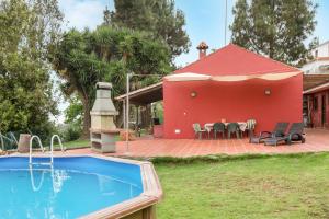 Casa con piscina, mesa y sillas en La Finca de Teror, en Teror