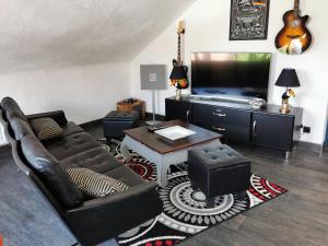 a living room with a couch and a flat screen tv at Ferienwohnung "Kleine Nixe" in Jever