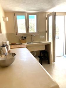 una cucina con lavandino e piano di lavoro di Antares a Sifnos