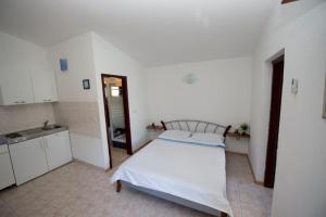 Kuchyňa alebo kuchynka v ubytovaní Apartment in Duce with sea view, balcony, air conditioning, Wi-Fi (132-3) + 37 fotografií