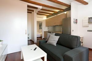 uma sala de estar com um sofá e uma mesa em MUNTANYA - Apartment with balcony Sagrada Familia em Barcelona