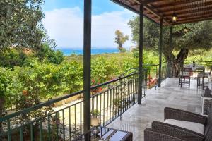 balcón con vistas al océano en Holiday House Angelos A on Agios Gordios Beach en Agios Gordios