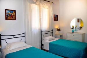 Una cama o camas en una habitación de Holiday House Angelos A on Agios Gordios Beach