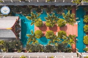 Ein Garten an der Unterkunft Burasari Phuket Resort & Spa