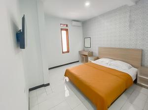 Postel nebo postele na pokoji v ubytování Ultima Syariah Cipanas Garut Mitra RedDoorz
