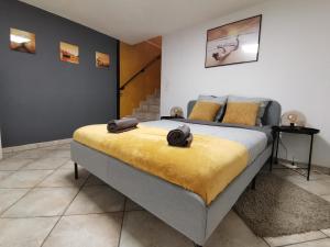 Postel nebo postele na pokoji v ubytování Yellow Dream Corner Gex