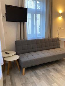 Una televisión o centro de entretenimiento en Hotel-Pension Adler Untertürkheim