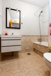 ein Badezimmer mit Waschbecken, Badewanne und Toilette in der Unterkunft Bonito Apartamento de dos habitación y piscina in Torrevieja + 12 Fotos