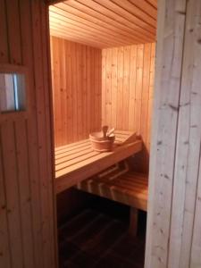 a wooden sauna with a bowl on top of it at Letteratelier drieSprong in Oedelem