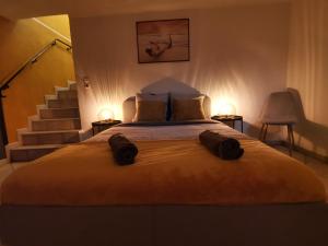 Een bed of bedden in een kamer bij Yellow Dream Corner Gex