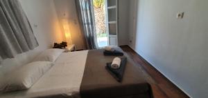 een bed met twee handdoeken in een kamer bij inos house in Vathi