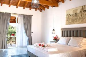 1 dormitorio con 1 cama con 2 toallas en Hermes Hotel en Vromolimnos