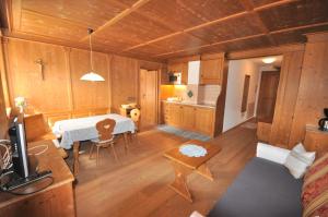 多比亞科的住宿－Ansitz Steiner，一间带桌子的客厅和一间厨房