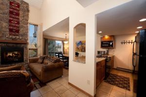 uma sala de estar com um sofá e uma lareira em Cascade Village 22 em Durango Mountain Resort