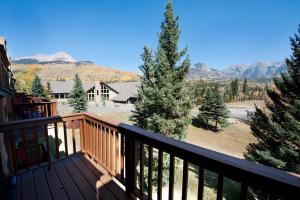 uma varanda com vista para uma casa e para as montanhas em Cascade Village 22 em Durango Mountain Resort