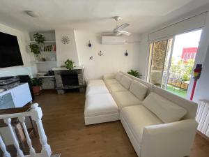 TV a/nebo společenská místnost v ubytování casa en Masnou junto a playa y tren