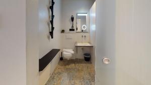ein kleines Bad mit WC und Waschbecken in der Unterkunft Hotel Adler in Golling an der Salzach