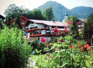 ein großes Gebäude mit Blumen davor in der Unterkunft Hotel - Pension - Heidelberg in Ruhpolding