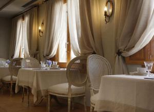 Reštaurácia alebo iné gastronomické zariadenie v ubytovaní La Mozaira