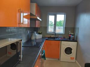 A kitchen or kitchenette at The Maltings-Old Door - Huku Kwetu Dunstable - 2 Bedroom Apartment-Spacious Business Travelers- 2nd floor Serviced Apartment -Private Parking- Free Wifi