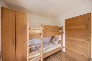Двуетажно легло или двуетажни легла в стая в Tschafon Oberparnaihof