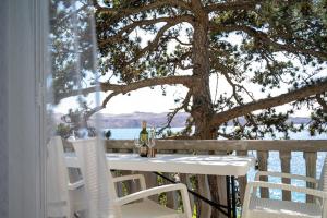 Galeriebild der Unterkunft Beachfront apartments Carlo in Karlobag