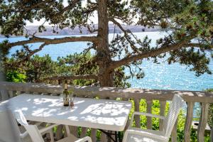 Galeriebild der Unterkunft Beachfront apartments Carlo in Karlobag