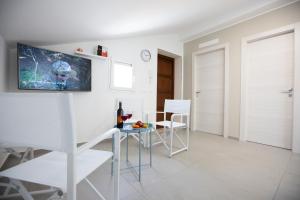 A television and/or entertainment centre at Splendida Villa NATURE- APPARTAMENTO ARANCIO a Scopello - Zingaro