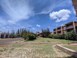 Bāgalkot的住宿－Kanthi Resorts Badami，蓝色天空建筑的庭院
