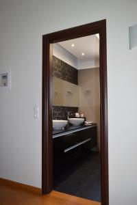 Кровать или кровати в номере Avatonblue Villa Nafplio