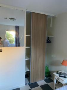 a room with a closet with a desk and a table at Appart pour 4 à 6 pers Les résidences du lac Soustons plage Piscine proche golf océan in Soustons +23 photos