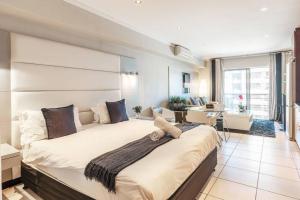 开普敦Studio with Fast WIFI in the Central Business District w Parking的房间里有一张大床的卧室