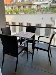 einen Tisch und Stühle auf dem Balkon in der Unterkunft Familienapartment An der Frauenkirche in Dresden