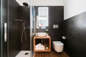 Ванная комната в Briseide Boutique Rooms Colosseum +39 фотографий