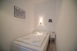 ブダペストにあるRumbach Apartmentの白い小さな部屋(ベッド1台、テーブル付)