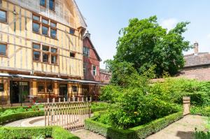 un vecchio edificio con giardino di fronte di Maison Juvénal des Ursins a Troyes