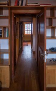 un corridoio di una camera con scaffali in legno e porta di Maison Juvénal des Ursins a Troyes