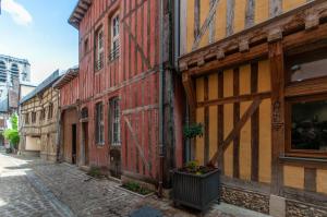 an alley in an old town with wooden buildings at Maison La Ruelle des Chats Centre Historique de Troyes in Troyes
