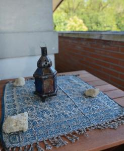 a vase sitting on top of a table at Apartamento en Villa con parking in Añorga-Lugariz
