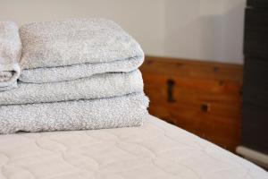 a stack of towels sitting on top of a bed at Apartamento en Villa con parking in Añorga-Lugariz