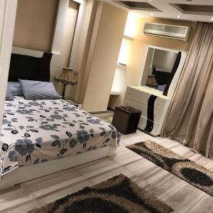 سرير أو أسرّة في غرفة في Cozy and Modern Apartment for Rent in Mohandessin