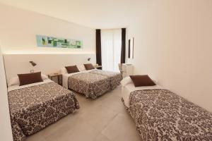 Un pat sau paturi într-o cameră la Hotel Miami