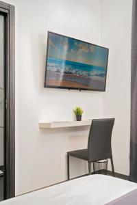 アグローポリにあるmc b&bの壁にテレビが付いた部屋の椅子