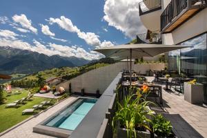 a building with a swimming pool and an umbrella at Nagalu in Fiss