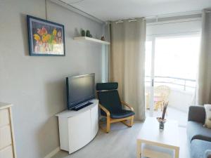 TV a/nebo společenská místnost v ubytování APARTAMENTO EN EL CENTRO DE CALAFELL